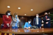 La ministra, junto al alcalde de Vigo, firma en el libro de honor del ayuntamiento.