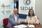 Cecilia Martínez Fernández-Llamazares, presidenta de la SEFH, y Javier García Fernández, presidente
de la SEDAR, durante la firma del convenio marco de colaboración entre ambas sociedades científicas.