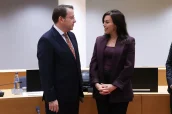 El comisario europeo Olivér Várhelyi y la ministra irlandesa Jennifer Carroll Macneill en la pasada reunión informal de ministros de Sanidad