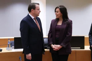 El comisario europeo Olivér Várhelyi y la ministra irlandesa Jennifer Carroll Macneill en la pasada reunión informal de ministros de Sanidad