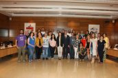 Imagen de la reunión del nuevo equipo ministerial, encabezado por Carmen Montón, con organizaciones de la sociedad civil.