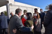 El presidente de Castilla La Mancha, Emiliano García Paje saluda a la ministra, Carolina Darias a su llegada al punto de vacunación del Centro de Salud de Corral de Calatrava