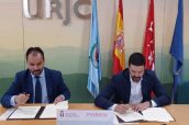 Firma del acuerdo entre la URJC y Moderna.