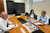 El conseller de Sanidad, Marciano Gómez, en una reunión de trabajo con la directora general de Farmacia, Elena Gras, y el director general de Atención Primaria, Carlos Momparler