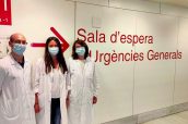 Jesús Ruíz, Laia López y Ana Juanes, en el servicio de Urgencias del Hospital Sant Pau.