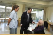 El consejero Alberto Martínez conversa con un usuario, durante una visita a una residencia.