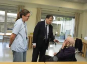 El consejero Alberto Martínez conversa con un usuario, durante una visita a una residencia.
