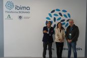 Francisco J. Tinahones, director científico del Instituto de Investigación Biomédica de Málaga y Plataforma en Nanomedicina (IBIMA Plataforma BIONAND); Amelia Martín Uranga, directora asociada de Investigación Clínica y Traslacional de Farmaindustria, y Emilio Alba, director de la Unidad de Gestión Clínica Intercentros de Oncología de los hospitales universitarios Regional y Virgen de la Victoria de Málaga.