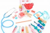 Imagen de utensilios médicos y medicamentos de juguete a la venta a través de una conocida plataforma.