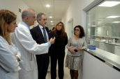 Aquilino Alonso visita las nuevas instalaciones junto con los responsables del Servicios de Farmacia del Hospital Reina Sofía de Córdoba.