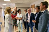 Imagen de la visita del consejero de Salud de Murcia, Manuel Villegas, a un centro de salud de Yecla.