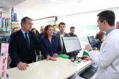 El consejero Antonio Sanz, durante la visita a una farmacia.