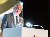 Antonio Mingorance se dirige a los asistentes a la asamblea de Bidafarma.