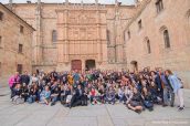 Foto de gran parte de los asistentes al II Congreso de Asprofa ante el Patio de Escuelas de la Universidad de Salamanca