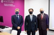 De izquierda a derecha, Xavier Casas, presidente de fedefarma, el rector Joan Guàrdia, y Jordi Camarasa, decano de la Facultad de Farmacia y Ciencias de la Alimentación.