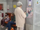 Una mujer fotografía el cartel de Bronquival, en un centro de salud