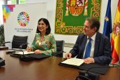 La ministra Carolina Darias y el presidente de la FEMP, Abel Caballero, durante la firma del acuerdo.