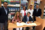 Firma del documento de adhesión del COF de Córdoba a la Red Andaluza de Servicios Sanitarios y Espacios Libres de Humo,