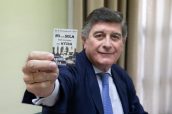 Imagen de Manuel Pérez, presidente del COF de Sevilla, mostrando una de las tarjetas diseñadas para la campaña.