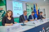 Momento de la firma del acuerdo para facilitar protectores solares a precios reducidos a paciente con lupus