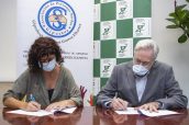 Imagen de la firma del acuerdo entre el COF de Guipúzcoa y la Asociación de Personas Sordas.
