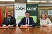 Asensio Esteban Vallejo, presidente de la Fundación Antezana; Manuel Martinez del Peral, presidente del COFM; y la vocal de No Ejercientes, Alicia Moro, durante la firma del convenio