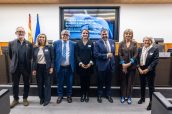 Rafael Cofiño de Sumar; Irene Bretón, presidenta de la Fundación de la SEEN; Modesto Pose del PSOE; Diana Cárdenas
del Centro Oncológico Instituto Gustave Roussy (Francia); Santiago Alfonso, vicepresidente del FEP; Elvira Velasco del Partido Popular y Julia Álvarez, presidenta de la SENPE.