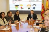 Ximo Puig, presidente de la Generalitat Valenciana y Carmen Montón, consejera de Sanidad Universal junto a representantes de la consejería y de los farmacéuticos