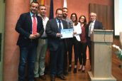 Imagen de la entrega del premio al Cacof por el proyecto 'Asistencia en Nuevos Medicamentos'.