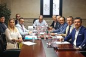 Los presidentes de los ocho colegios de farmacéuticos andaluces en el momento de la firma del manifiesto.
