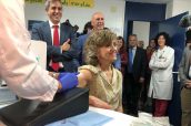 María Luisa Carcedo, ministra de Sanidad, ha acudido a un centro de salud de Cantabria a vacunarse de la gripe.
