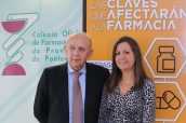 Carlos Fernandez, presidente del Colegio de Enfermería de Pontevedra y Alba Soutelo presidenta del COF Pontevedra