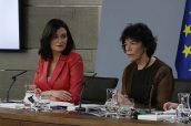 Carmen Montón, ministra de Sanidad, e Isabel Celaá, portavoz del Gobierno, en la rueda de prensa del Consejo de Ministros