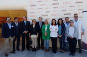 Autoridades y organizadores de la carpa 'El farmacéutico que necesitas' en Toledo.