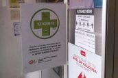 Una farmacia aragonesa exhibe el cartel de estar adherida a la emisión de Certificados Covid.