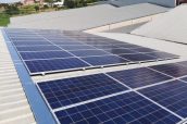 Imagen de las placas solares instaladas en la cubierta del almacén de Fedefarma en Lleida.