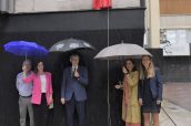 La concejala de Salud del Ayuntamiento de Murcia, Esther Nevado, la presidenta del COFRM Paula Payá y el consejero de Salud Juan Jose Pedreno, en la inauguración de la plaza.