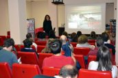 Elena Lacalle, durante su charla sobre lesiones y tratamientos a farmacéuticos de Toledo.