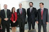 Los presidentes de los colegios de farmacéuticos de Galicia y el consejero de Sanidad gallego el día de la firma del nuevo concierto de prestación farmacéutica en octubre de 2017.