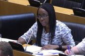 Rita Bosaho, de Unidos Podemos-En Comú-En Marea, durante su intervención para defender la PNL para instar al Gobierno a posicionarse sobre el informe sobre acceso de la ONU.