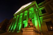 El Congreso de los Diputados, teñido de verde durante las celebraciones de 2021.