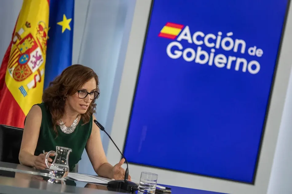 La ministra de Sanidad, Mónica García, durante su intervención en la rueda de prensa posterior al Consejo de Ministros.