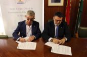 Rafael Martínez, presidente de Farmacéuticos Sin Fronteras España y Francisco Florido, presidente del COF de Málaga en la firma del convenio