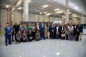 Responsables y trabajadores de la empresa junto a las autoridades municipales y regionales, en la inauguración de la planta.