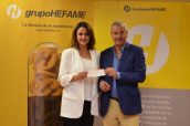 La ganadora del premio de Fundación Hefame, Ruth Usó Talamares, junto a Carlos Coves.