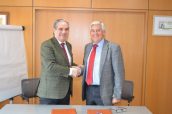 Imagen de la firma del acuerdo entre el CGCOF y la Fundación ILI para la formación de los farmacéuticos.