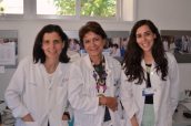 Ana Herranz, María Sanjurjo y Sara Ibáñez, en el Servicio de Farmacia del Hospital General Universitario Gregorio Marañón.