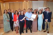 La presidenta del Colegio, Alba Soutelo, junto a Manuel Rego Collazo y Alberta Roade Otero,
presidente y secretaria, respectivamente, de ASEM Galicia, junto a miembros de la Junta de Gobierno
del Colegio de Farmacéuticos de Pontevedra.