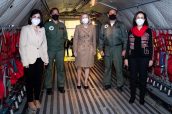 La ministra de Sanidad, Carolina Darias, ha acudido a la base aérea de Getafe junto con la ministra de Defensa, Margarita Robles.