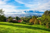 Paisaje asturiano, con Oviedo al fondo